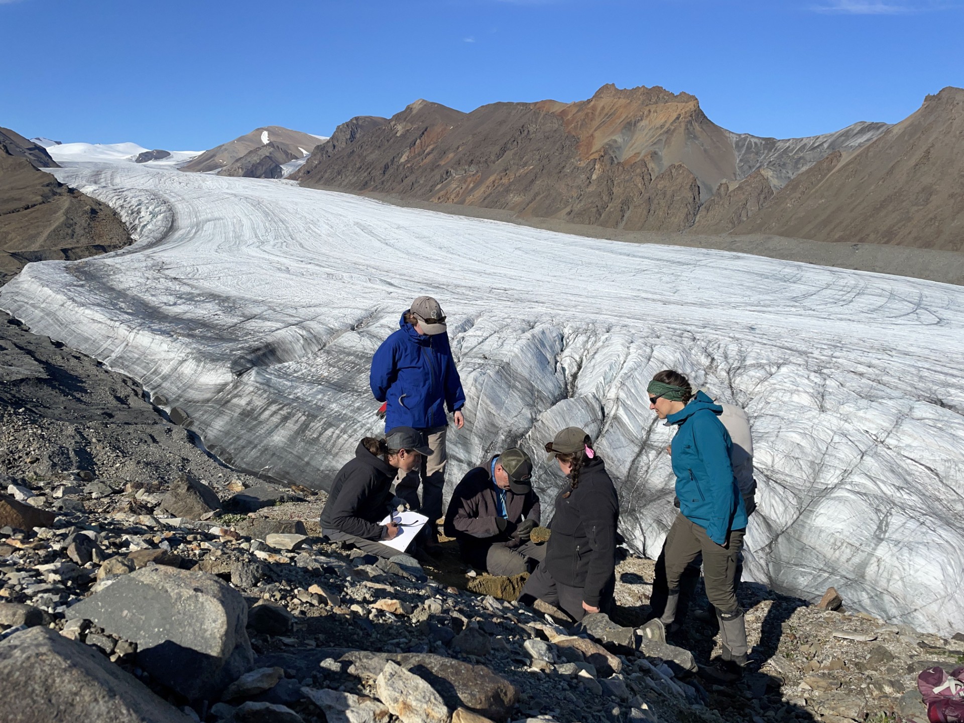 Photo de l’équipe T-MARS en train d'échantillonner un chapeau de fer.